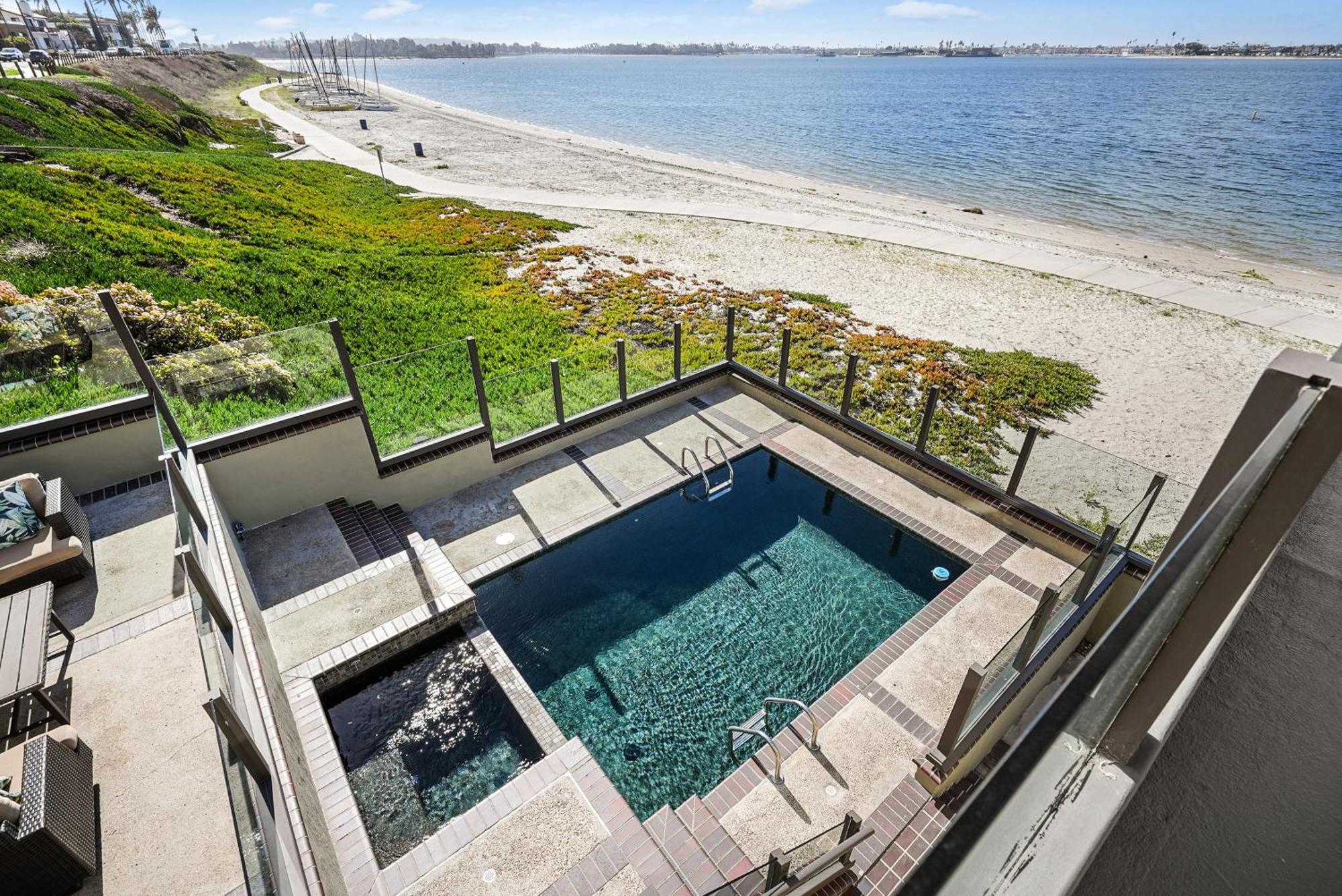 Mission Bay Dreams - W Bay Access, Parking, Pool & Holiday home *