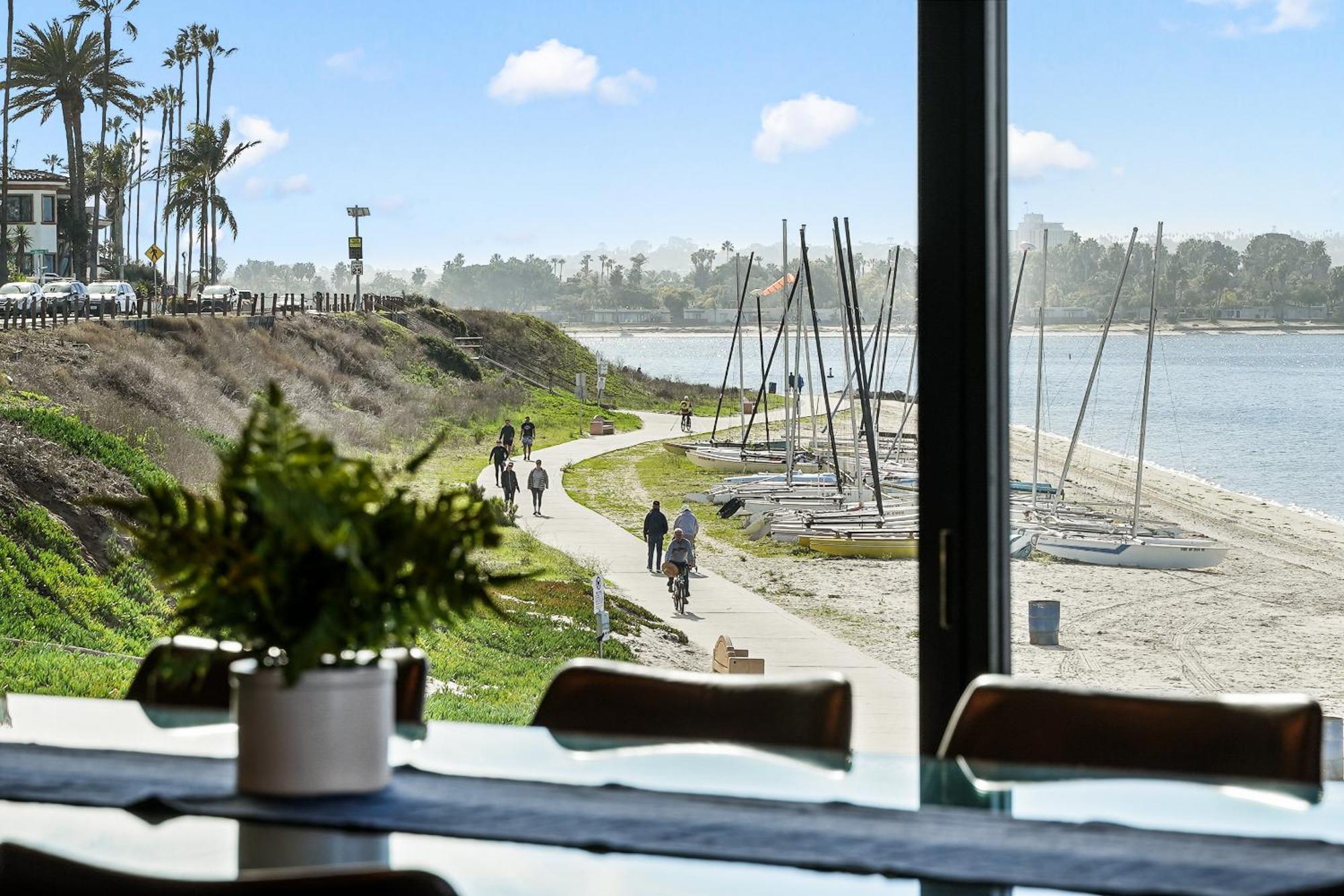 Mission Bay Dreams - W Bay Access, Parking, Pool & Holiday home *